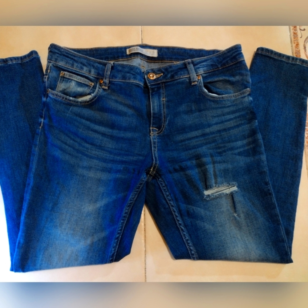 ZARA MID RISE SKINNY DENIM JEANS. SIZE 8. USED.MEDIUM DARK WASH.